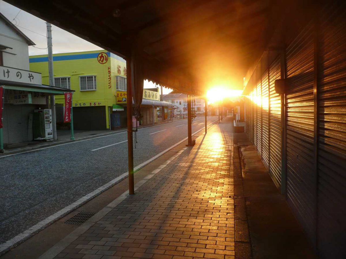 夕日の城ヶ島の飲食店街