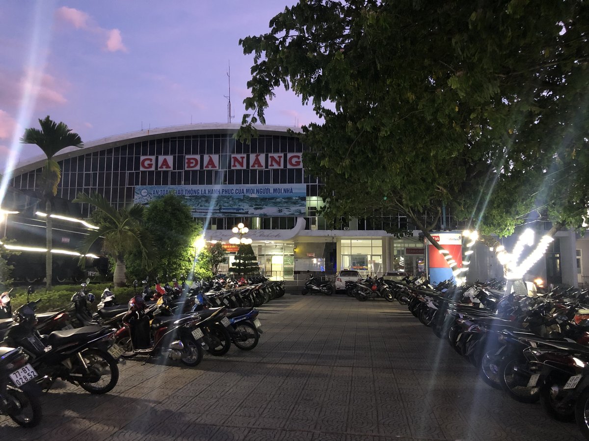 夜明け前のダナン駅