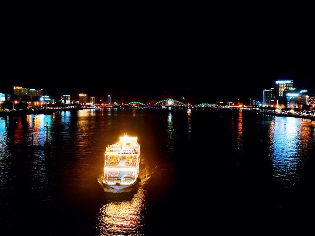 ハン川橋のクルーズ船