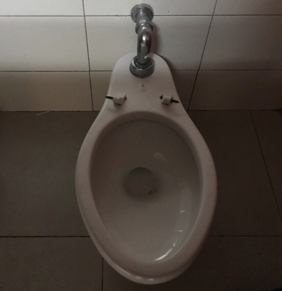 ハバナ空港の座れないトイレ