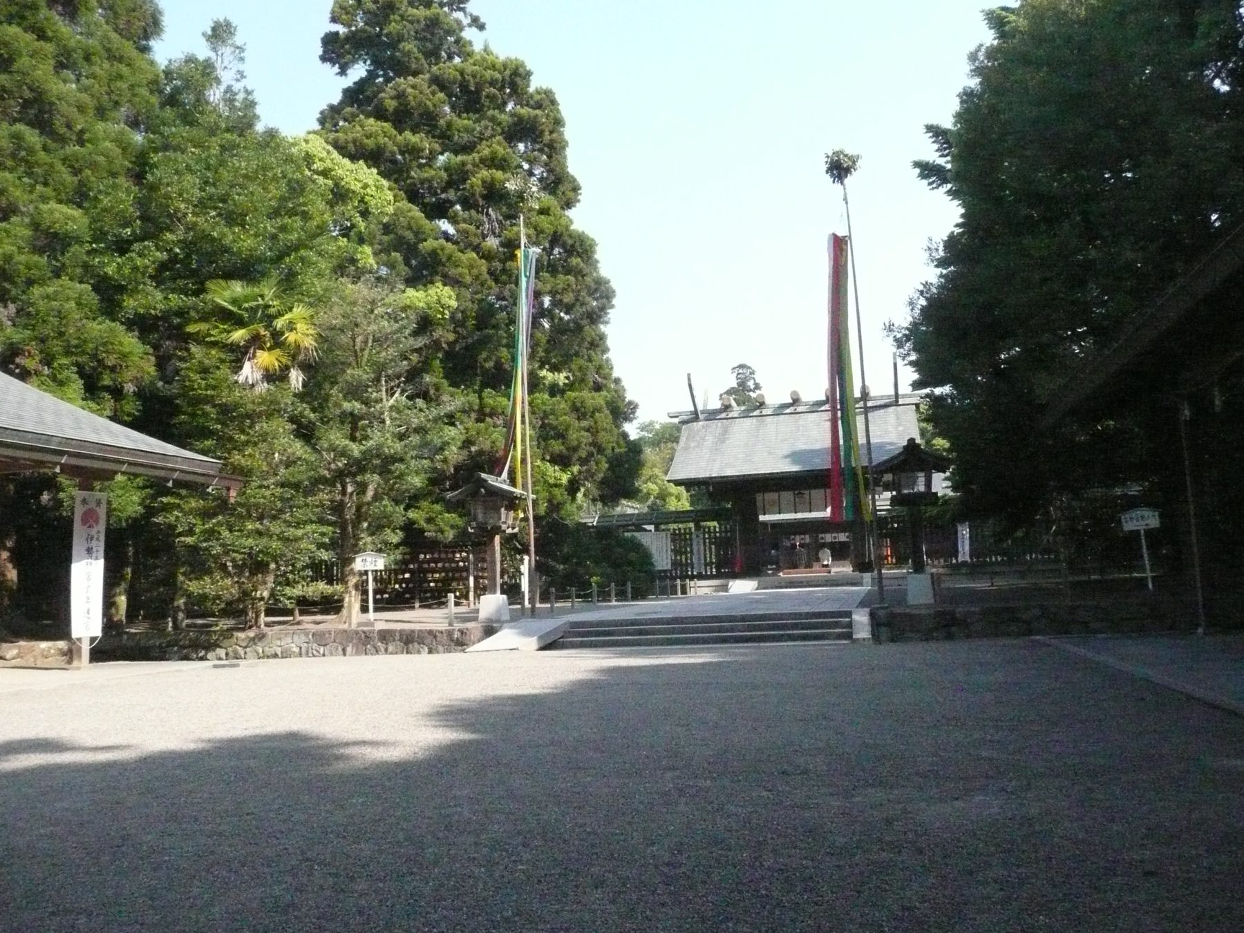宮崎神宮の境内