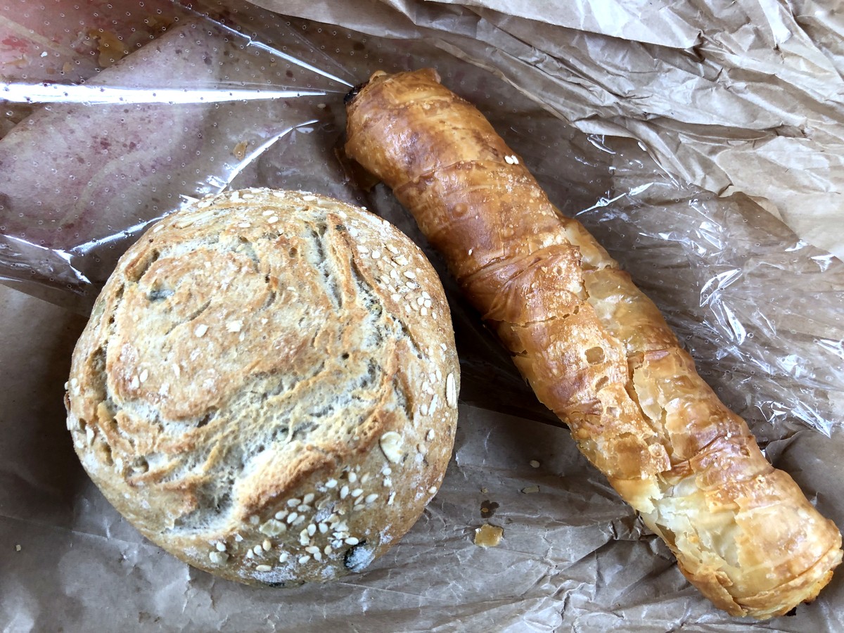 ドイツのスーパーめちゃくちゃ安い!チーズ入りのスティックパイとひまわりとかぼちゃの種のパン