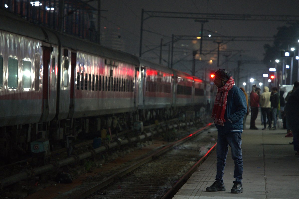 列車を待つ人たち