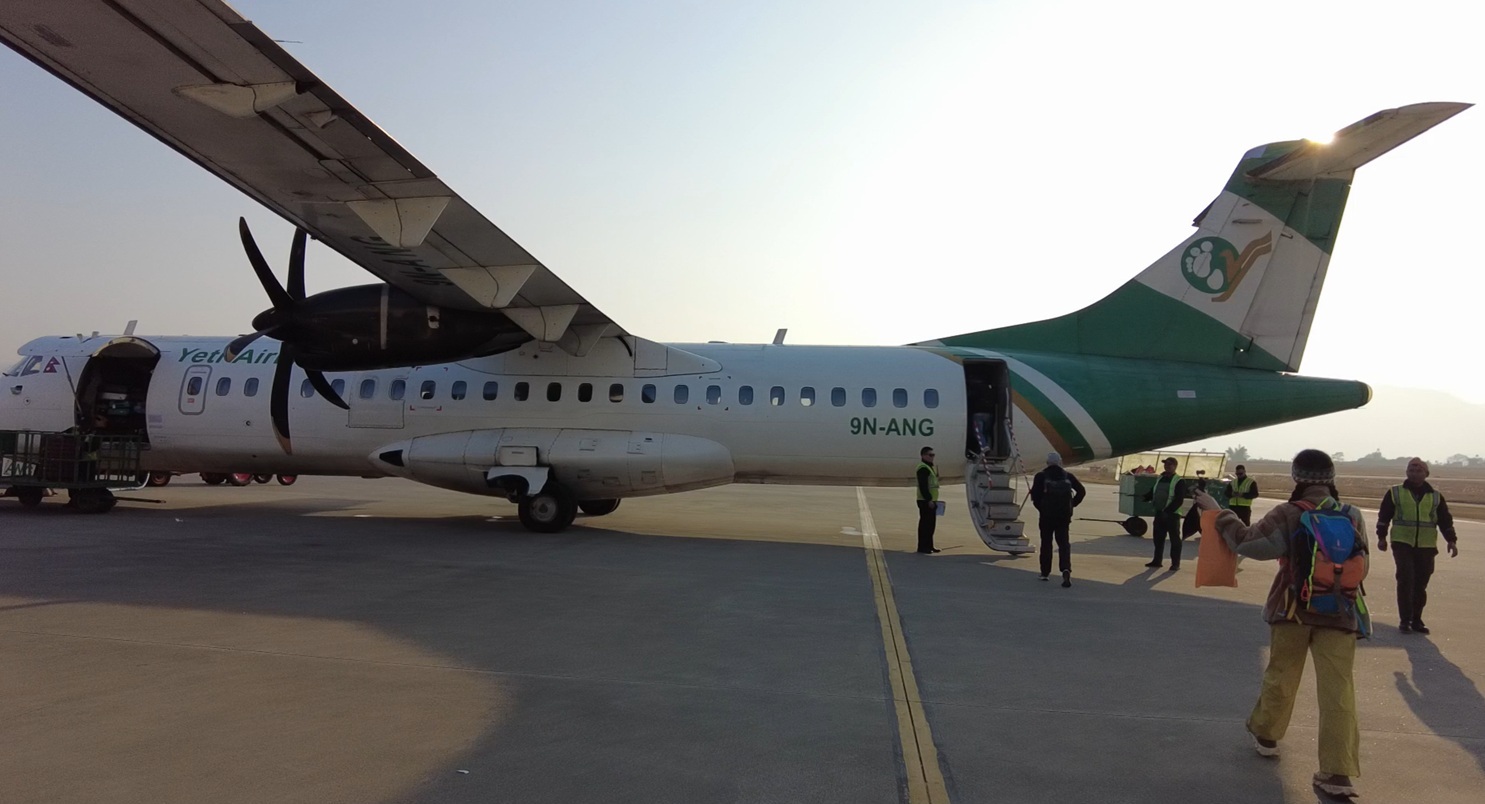 ポカラ発カトマンズ行き飛行機
